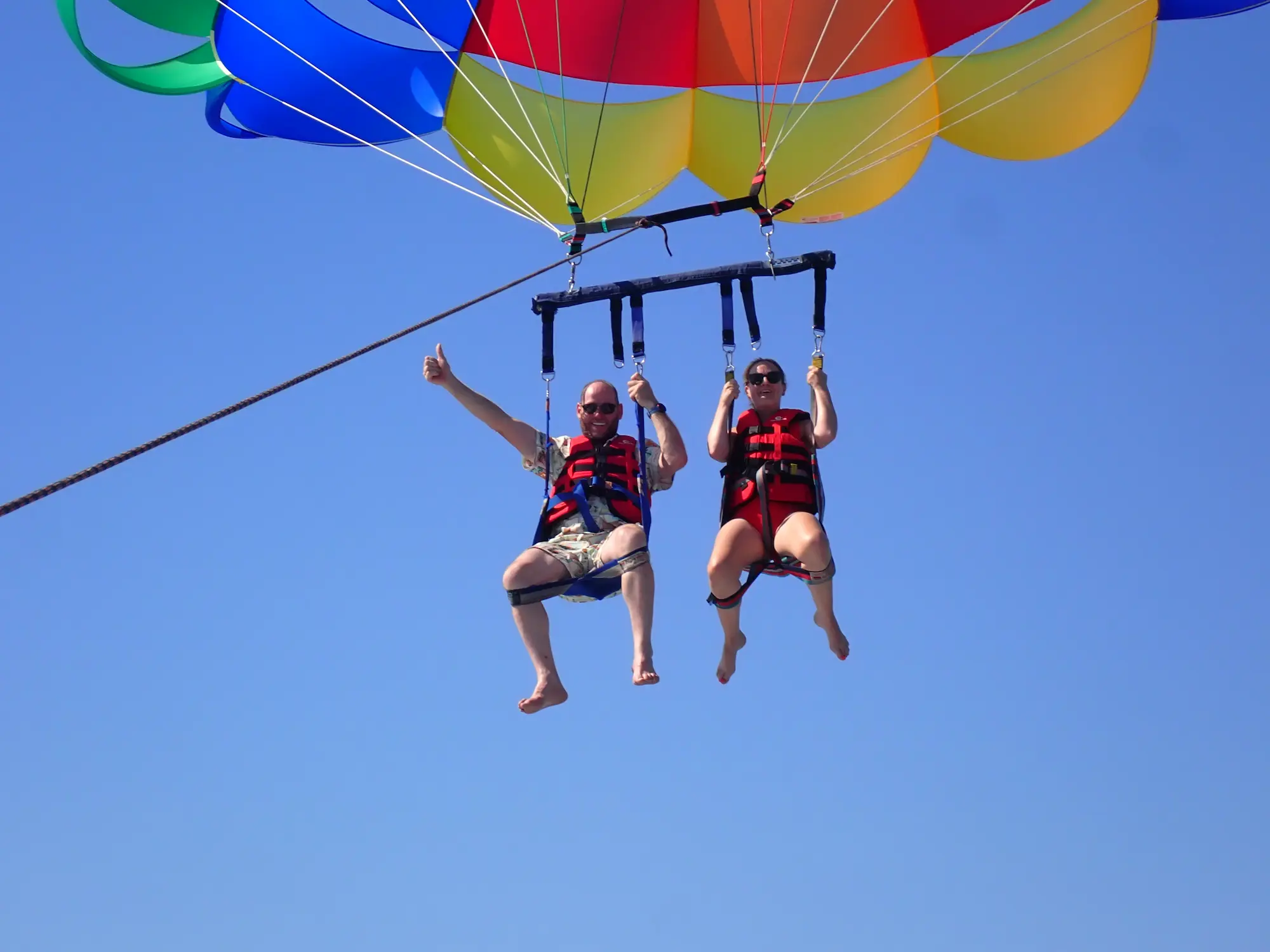 Barco premium de Parasailing Alicante navegando a alta velocidad con el paracaídas abierto en popa